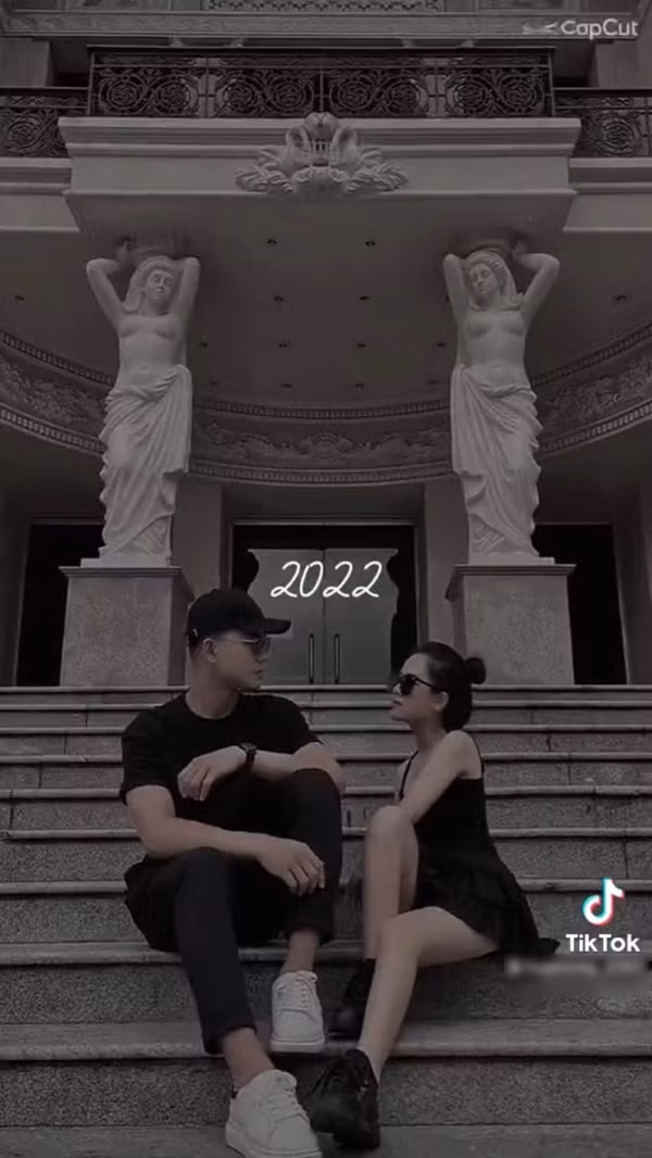 Bên cạnh đó, anh chàng còn không ngần ngại quay các clip dễ thương và diễn cùng người yêu khiến netizen trầm trồ ghen tị.