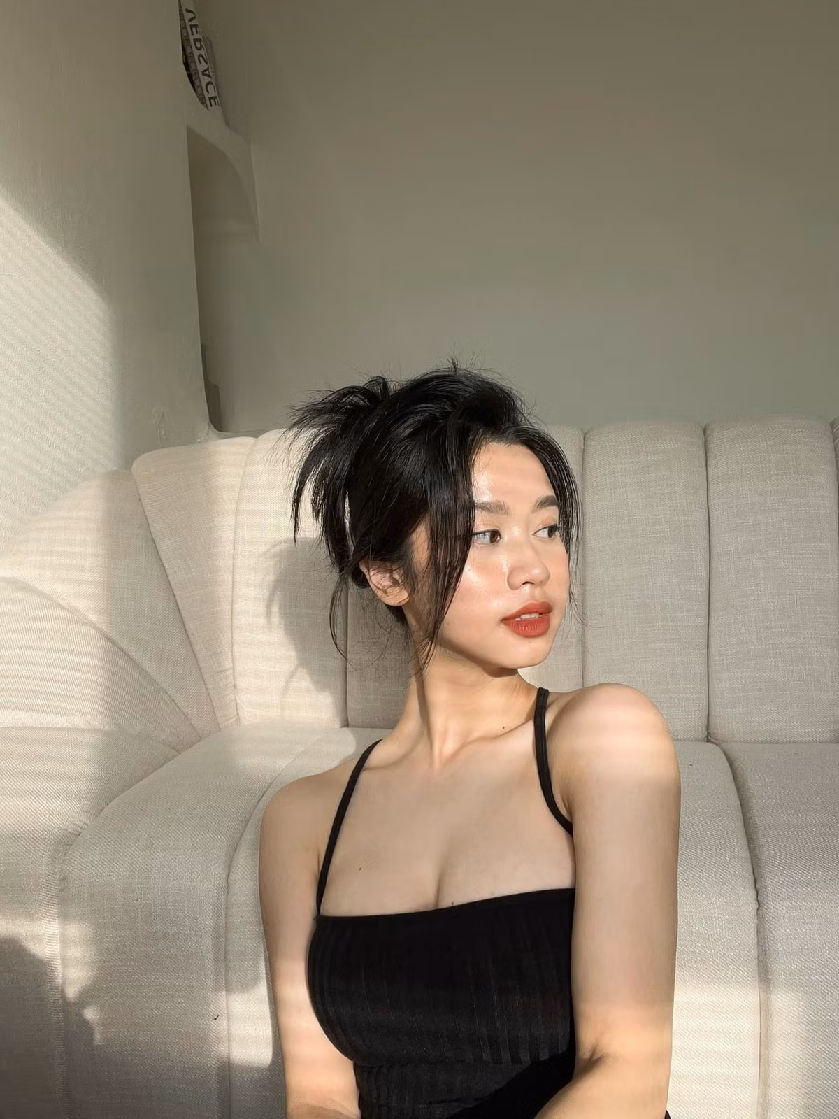 “Hot girl tap hoa” tung hinh anh hiem thay luc ve que an Tet