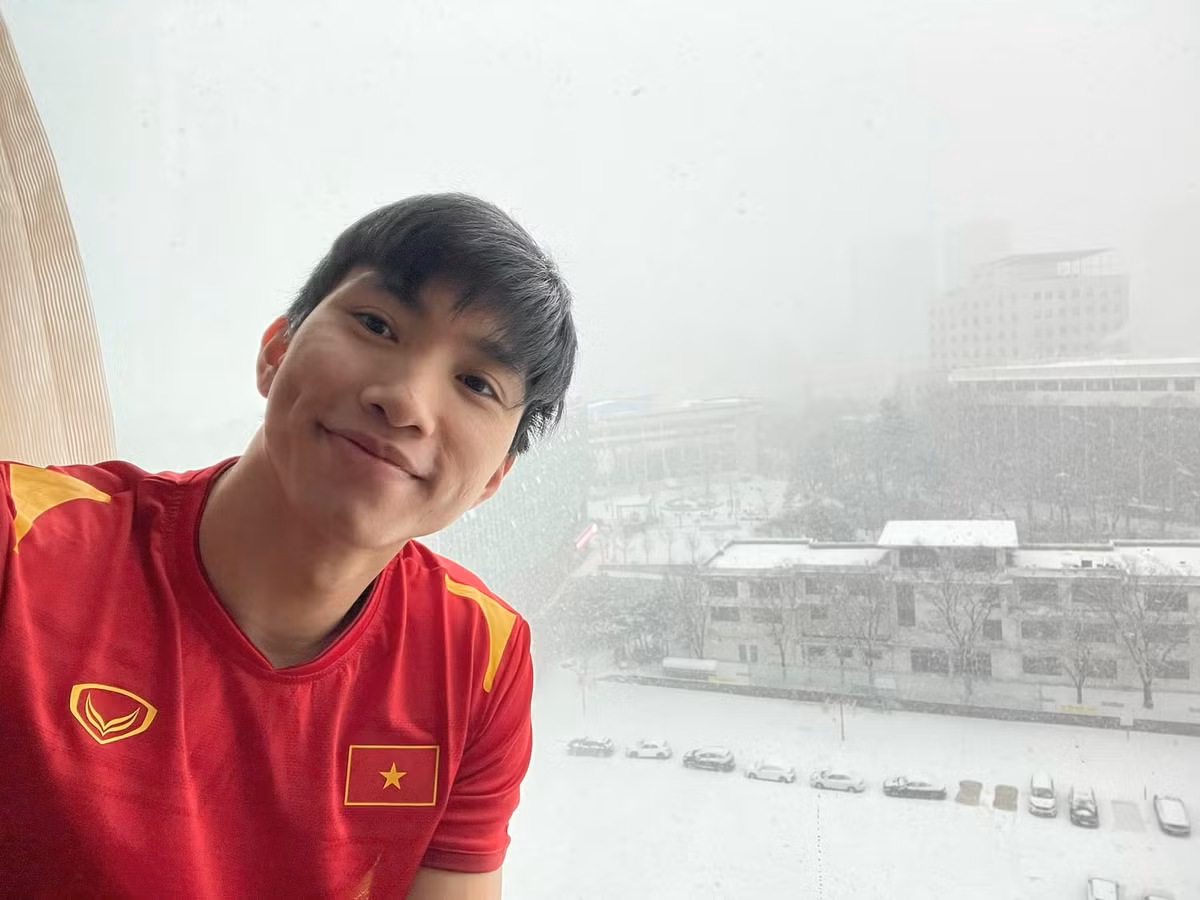 Rất nhiều người hâm mộ cũng như cộng đồng mạng cùng các đồng đội đã gửi lời chúc đến chàng hậu vệ trẻ tài năng sớm hồi phục chấn thương để trở lại sân cỏ. Ảnh: Tổng hợp