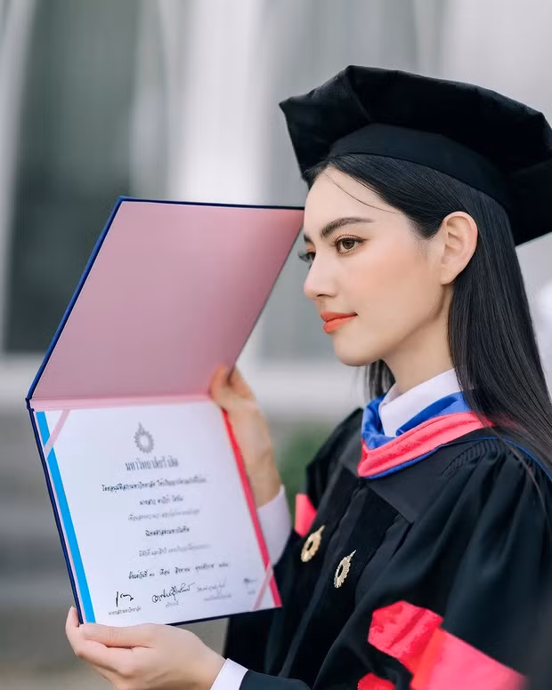 Với khung ảnh cận mặt chụp lại trong ngày tốt nghiệp, Mai Davika người xem không khỏi xuyến xao.