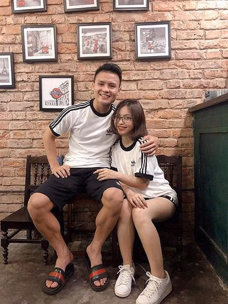 Sau khi chia tay, bạn gái cũ Quang Hải vẫn chăm chỉ tập luyện ca hát, vũ đạo. Cô ngày càng gợi cảm hơn trong các bức ảnh cô chia sẻ trên trang cá nhân.
