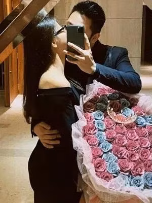 Đầu tháng 1/2021, Nhật Lê tiếp tục để lộ hint hẹn hò với một chàng trai khác. Theo tìm hiểu, anh chàng này có tên P.T (nickname Lô), đang quản lý một quán bar có tiếng ở Đà Nẵng.