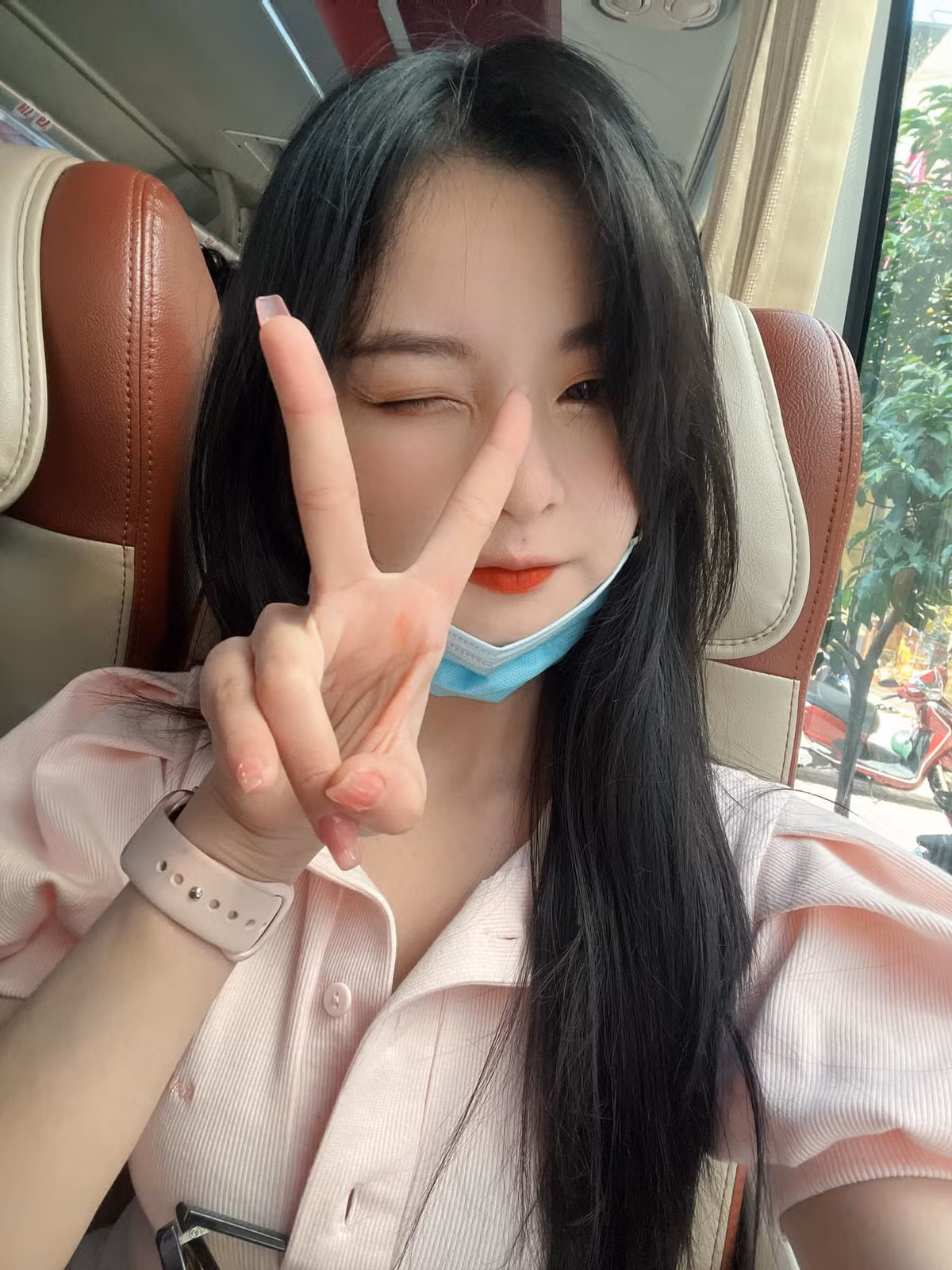 Sau hơn 1 năm từ khi xảy ra biến cố, nữ streamer Mèo 2K4 có cuộc sống tích cực, cô nàng vượt lên trên tất cả, vẫn năng nổ trong hoạt động cộng đồng, thường xuyên chia sẻ khoảnh khắc trong công việc cũng như cảm nhận về cuộc sống xung quanh.