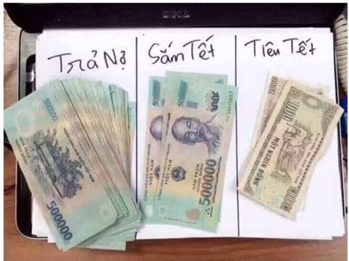 Hình ảnh hài hước khi cầm tiền thưởng trong tay, loay hoay đến mùng Một thì "còn cái nịt".