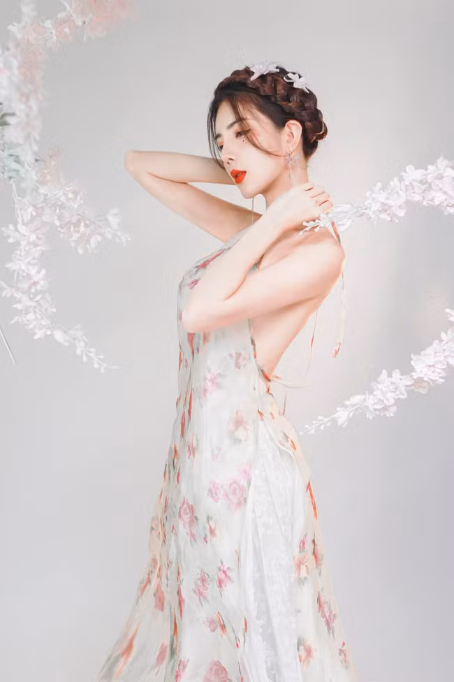 Song song với việc nâng cấp nhan sắc, phong cách thời trang của hot girl Sài thành cũng thay đổi rất nhiều.