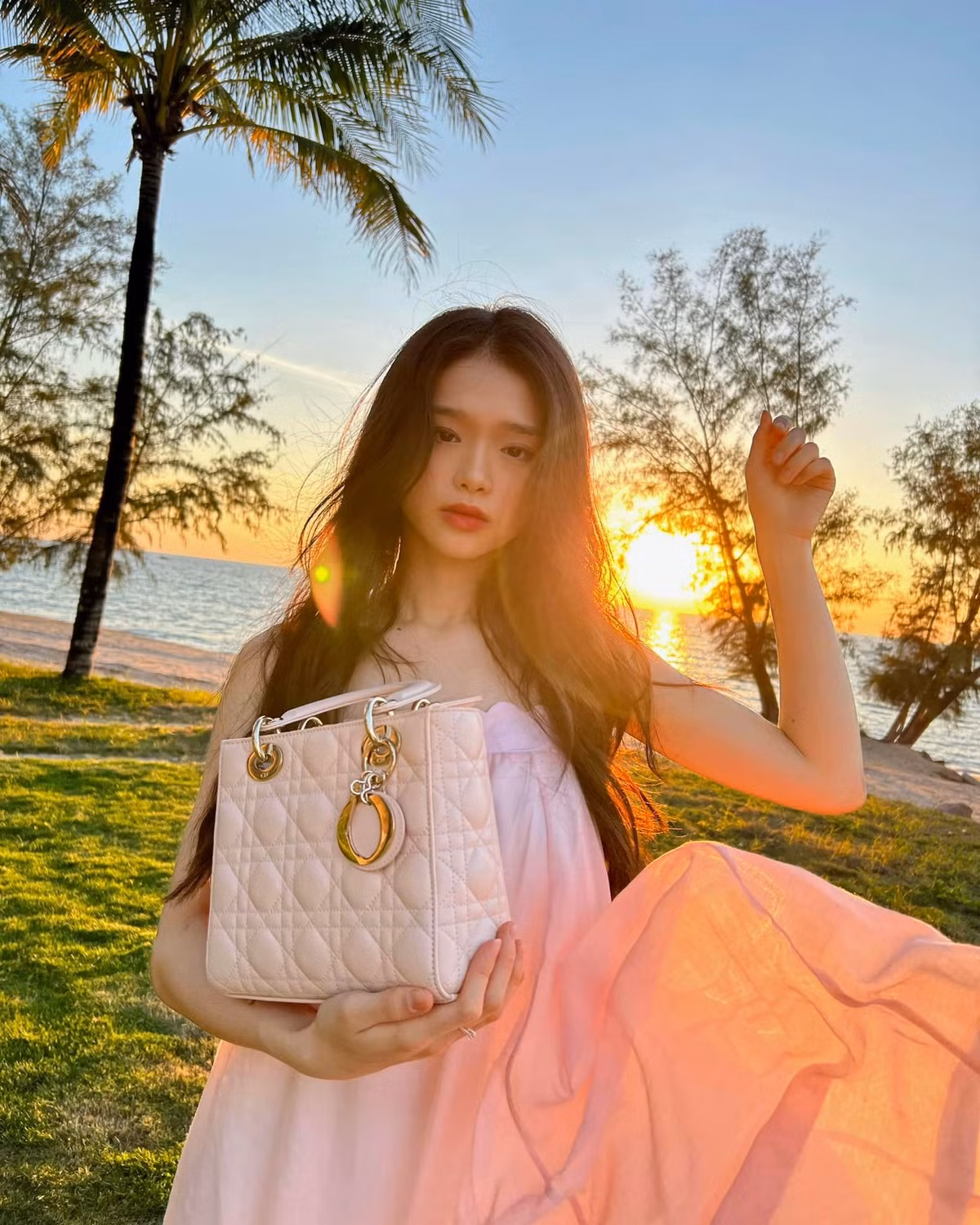 Hot girl Linh Ka từng nhận không ít "gạch đá" khi xuất hiện với hình ảnh quá chững chạc hơn tuổi, cùng những phát ngôn nhạy cảm. Tuy vậy cô nàng bất chấp những ý kiến trái chiều, Nam tiến để theo đuổi con đường nghệ thuật chuyên nghiệp.