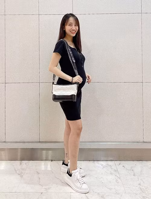 Con trai lớn của cả hai có nickname là Tít, được bố mẹ lập hẳn cho một trang Instagram riêng, Tít có lượt theo dõi đáng kể. Ảnh: IGNV