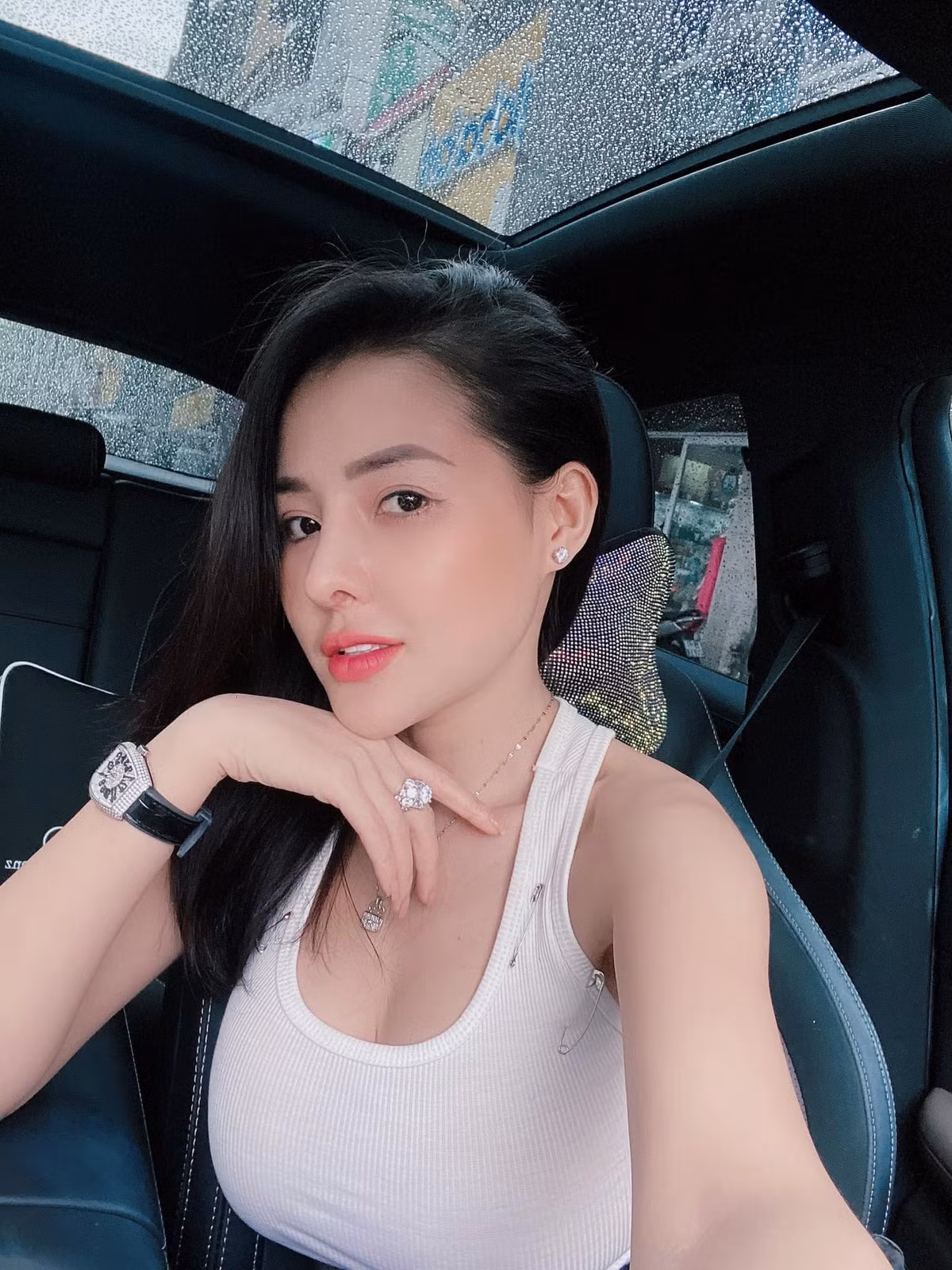 Nổi lên chỉ vì những hình ảnh khoe thân không kiêng dè, trang cá nhân của Ngân 98 thu hút hơn 900 ngàn lượt theo dõi, dựa vào lợi thế này, "hot girl ngực khủng" khá thành công trong việc buôn bán hàng online. Ảnh: Tổng hợp