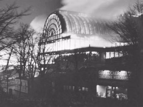 Cung điện Crystal ở London, Anh, do Sir Joseph Paxton thiết kế đã bị hư hại trong vụ cháy năm 1936 và hoàn toàn sụp đổ vào năm 1941.