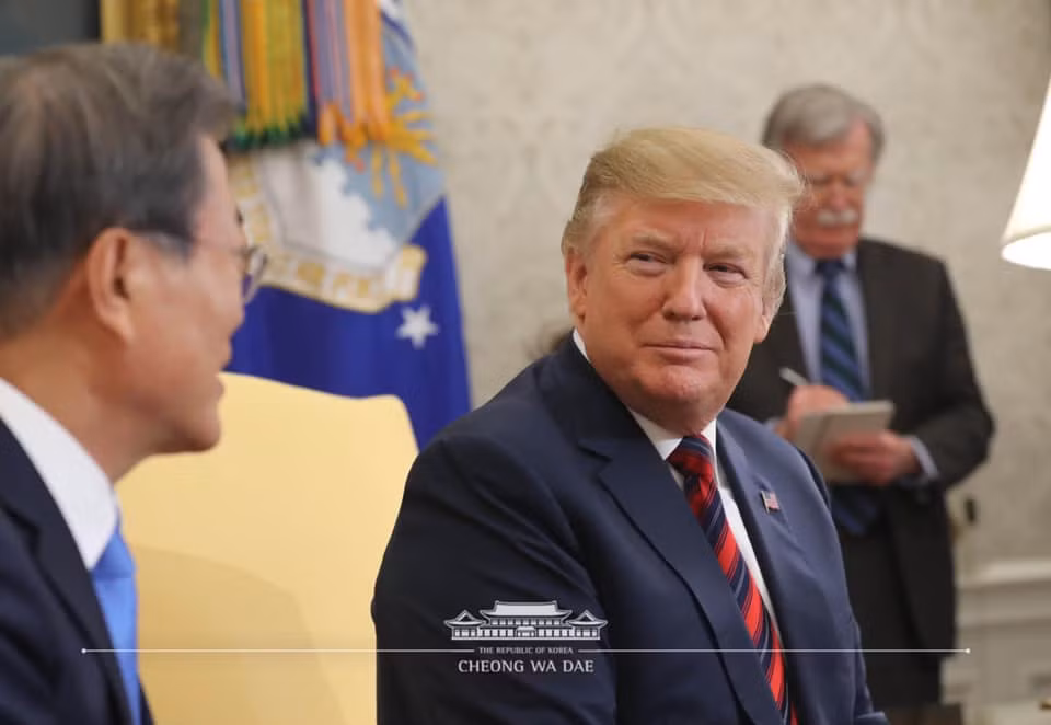 Tổng thống Trump cho hay, ông và Tổng thống Moon còn thảo luận một số vấn đề nhân đạo và khả năng Hàn Quốc giúp đỡ lương thực cho Triều Tiên. 