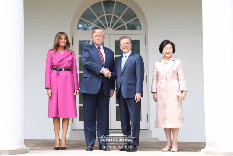 Từ trái sang phải: Đệ nhất phu nhân Mỹ Melania, Tổng thống Trump, Tổng thống Hàn Quốc Moon Jae-in và Đệ nhất phu nhân Hàn Quốc Kim Jung-sook chụp ảnh lưu niệm tại Nhà Trắng.