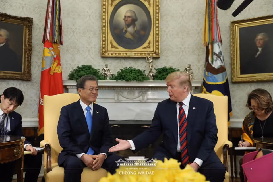 Chuyến thăm Mỹ của Tổng thống Moon diễn ra trong bối cảnh cuộc thảo luận giữa Washington và Bình Nhưỡng đang bị đình trệ kể từ sau cuộc gặp Thượng đỉnh Mỹ - Triều lần 2 kết thúc mà không có thỏa thuận hồi tháng 2/2019. 