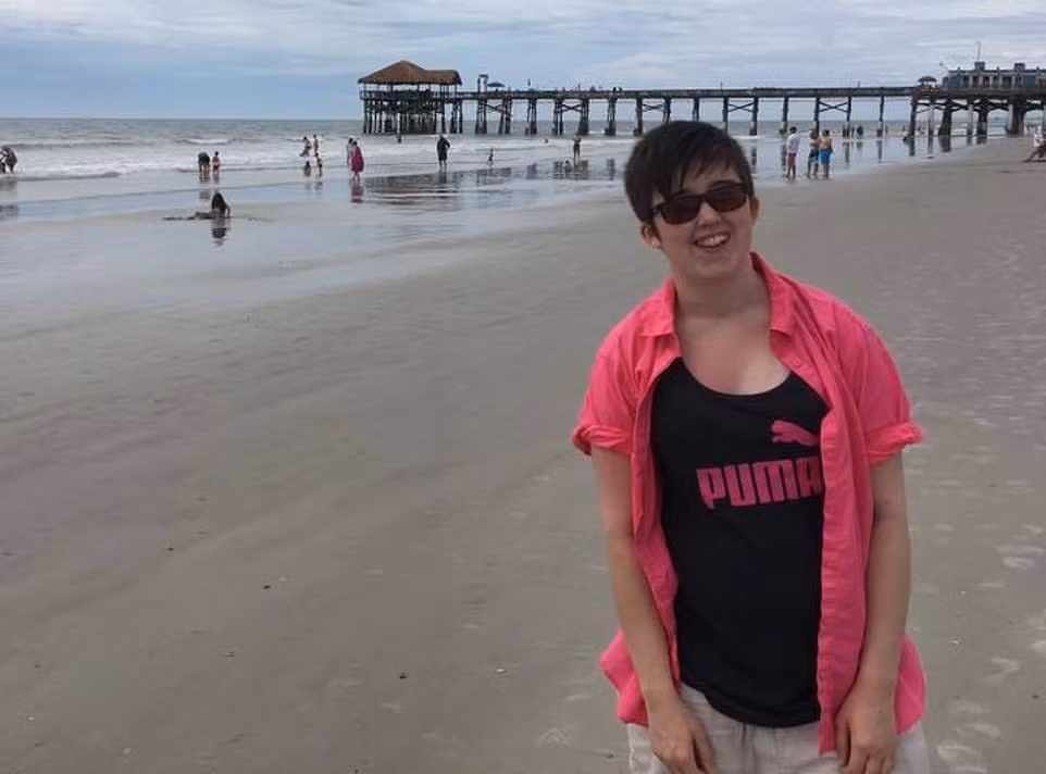 Được biết, nhà báo McKee, 29 tuổi, là phóng viên viết bài cho trang The Atlantic và Buzzfeed News. Cô từng được tạp chí Forbes bình chọn là một trong những nhật vật U30 nổi bật của giới truyền thông, và được đánh giá là ngôi sao đang lên của lĩnh vực báo chí điều tra.
