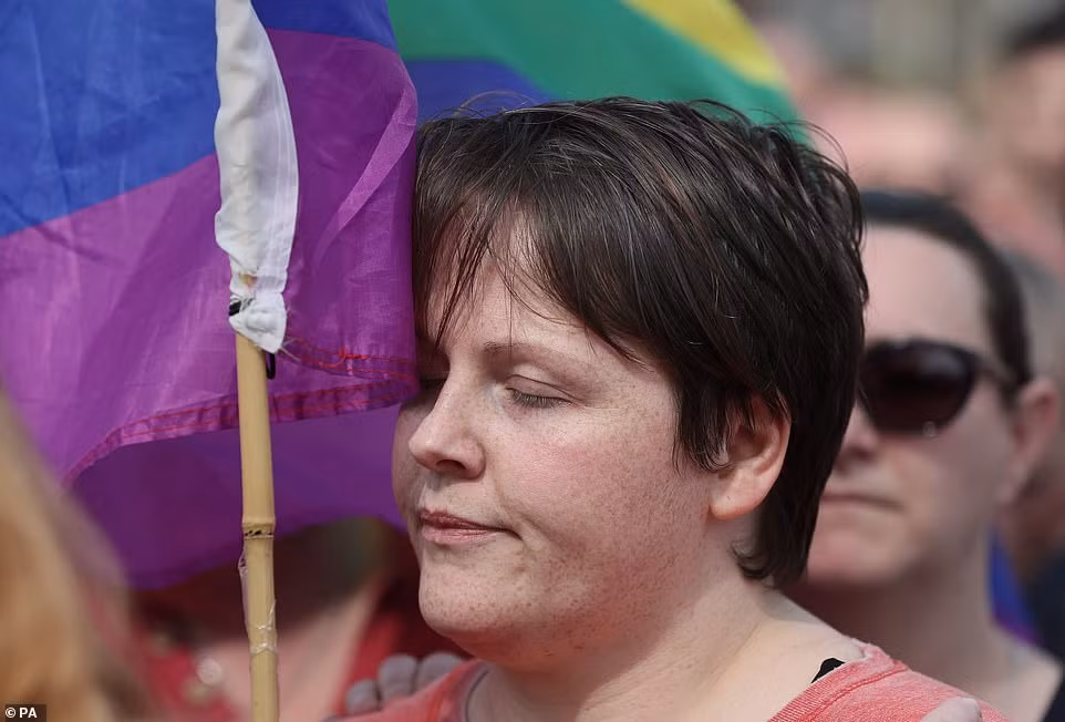 Hàng trăm bạn bè và những người ủng hộ nhà báo Lyra McKee tập trung tại một địa điểm ở khu Creggan.
