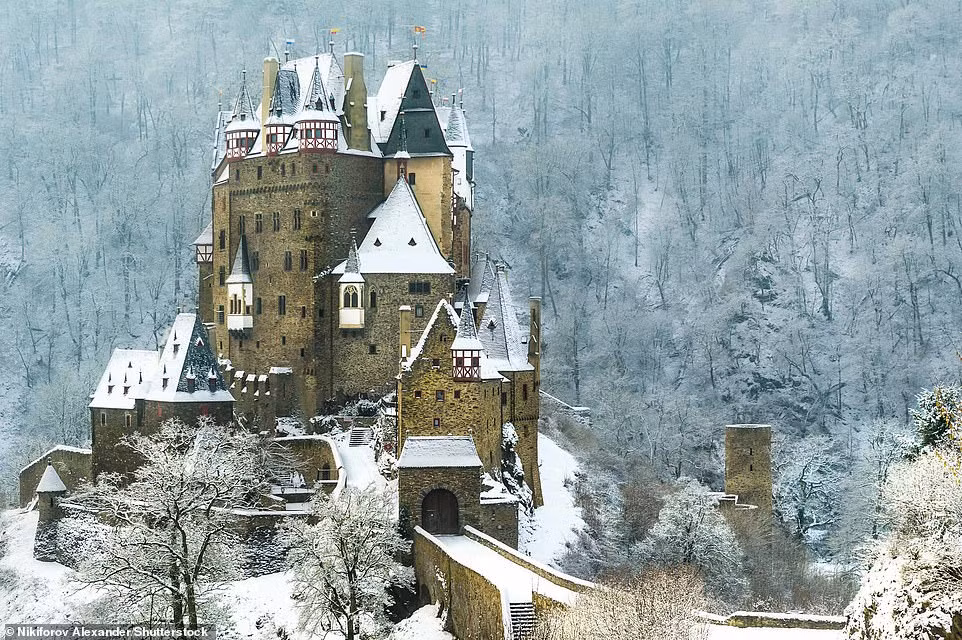 Lâu đài Eltz ở Wierschem, Đức, tọa lạc trên những ngọn đồi nằm giữa Koblenz và Trier. Hiện giờ, công trình ấn tượng này vẫn thuộc sở hữu của gia đình Eltz, từ thế kỷ 12.
