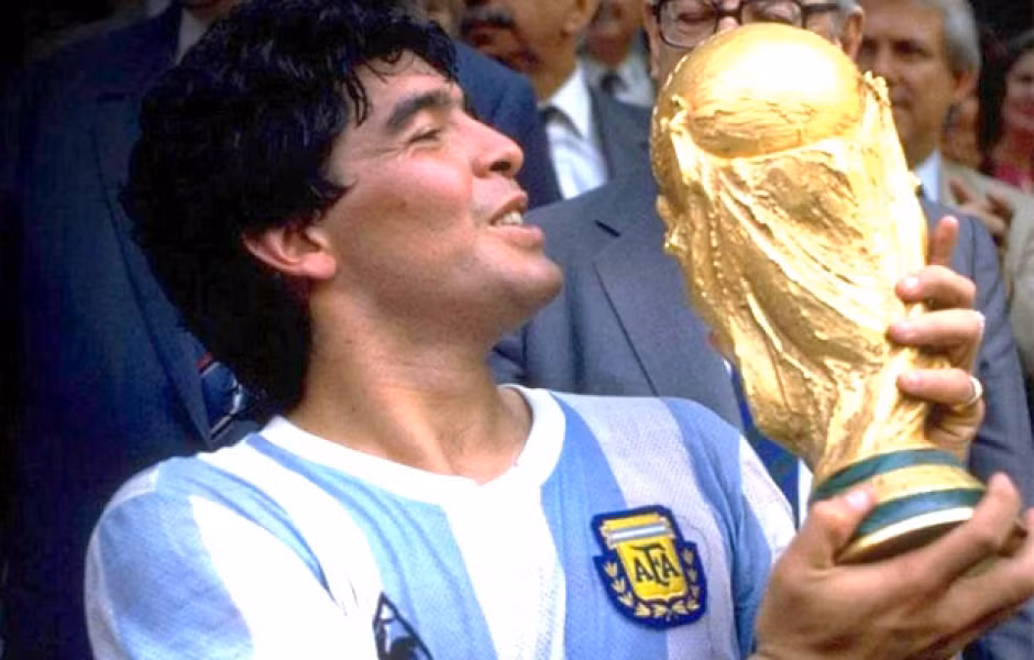 Ghi nhiều dấu ấn trong sự nghiệp nhưng đường tình duyên của Maradona khá lận đận. Có sức hấp dẫn mạnh mẽ với nhiều cô gái nên Maradona trải qua rất nhiều cuộc tình phiêu lưu không có hồi kết.