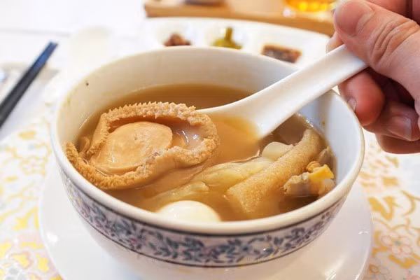 Bào ngư là thức ăn bổ dưỡng, được xếp ngang hàng với vi cá mập, nhân sâm, tổ yến. Nhờ có hàm lượng dinh dưỡng cao và hương vị thơm ngon, nguyên liệu này luôn là ứng cử viên số một trên những bàn tiệc đắt tiền. Đây là đặc sản cho đám cưới vua chúa, quý tộc xưa.