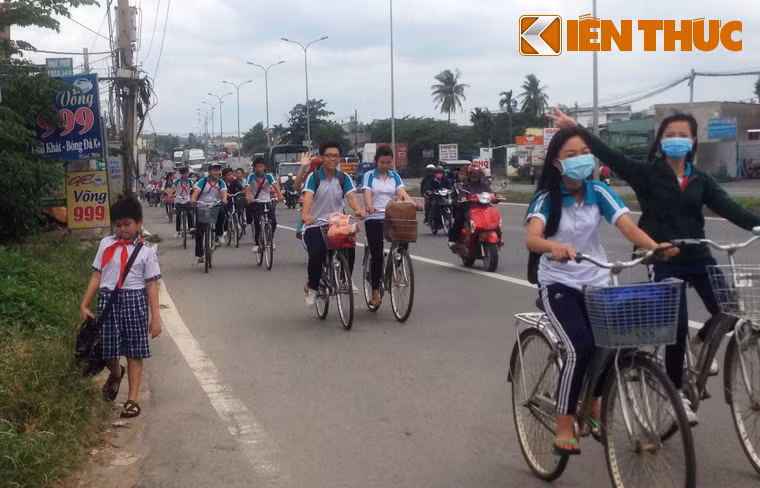 Nhiều bậc phụ huynh vô cùng lo lắng khi từ lúc xảy ra sự cố sập cầu, con em của mình đi học phải vòng ra QL51 luôn tấp nập xe tải, xe container.