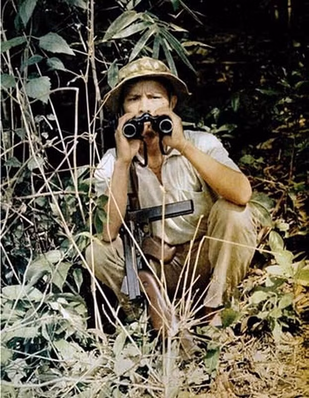 Vào đầu năm 1965, Jean-Piere Moscardo và Gerald Robion, là hai nhà báo tự do người Pháp, đã dành khoảng 3 tháng ở miền Nam Việt Nam trong nỗ lực liên hệ với lực lượng Giải phóng. Ảnh: Một chiến sĩ Giải phóng dùng ống nhòm để quan sát thực địa.