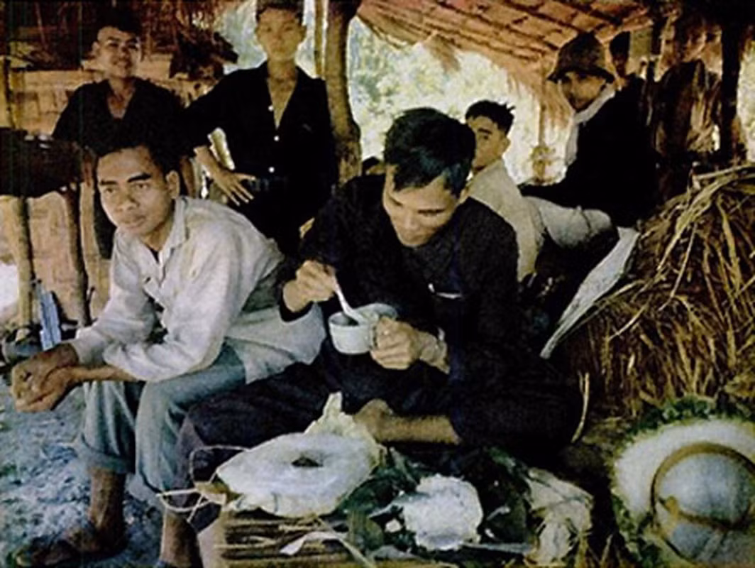 Các hình ảnh được quốc tế biết đến rộng rãi qua số báo ngày 2/7/1965 của tạp chí Time, với bài viết mang tiêu đề "Sa lầy trong cuộc chiến Việt Nam" (Vietnam: The Stalemate), phản ánh tình hình chiến sự phức tạp và bế tắc mà quân đội Mỹ đang đối mặt tại miền Nam Việt Nam. Ảnh: Bữa trưa với xôi của các chiến sĩ Giải phóng.