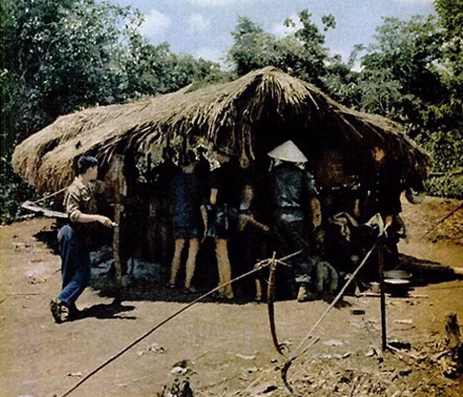 Đầu tháng 5/1965, hai nhà báo Pháp đã gặp các chiến sĩ Giải phóng ở một địa điểm thuộc Tây Nguyên. Sau khi có các tư liệu cần thiết từ rừng sâu, Jean-Piere Moscardo và Gerald Robion đã quay lại Sài Gòn. Từ đây, họ gửi hình ảnh cho tạp chí Time. Ảnh: Một trạm nghỉ chân nằm giữa rừng.