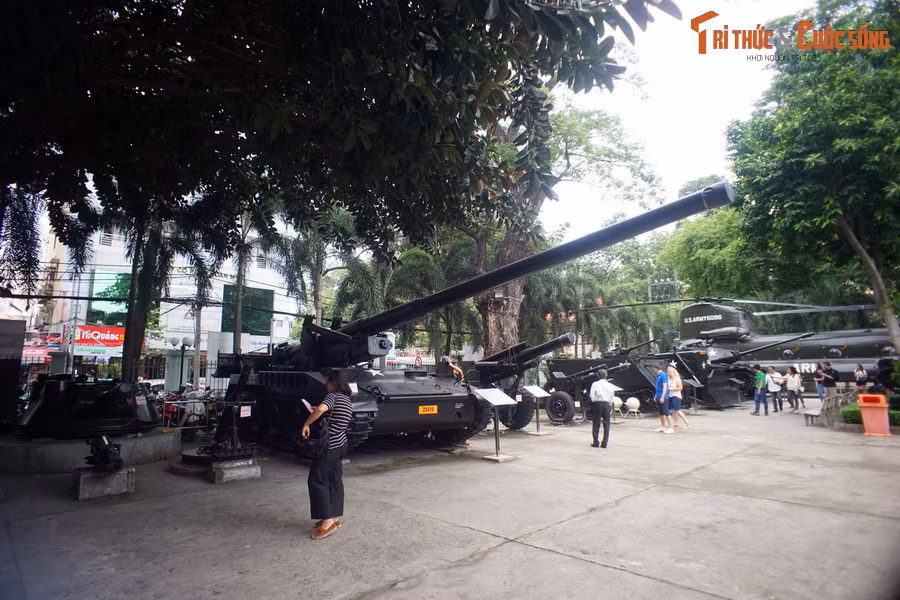  4. Trưng bày nhiều phương tiện quân sự từng được dùng trong chiến tranh. Tại sân ngoài trời, du khách sẽ thấy tận mắt máy bay A-1 Skyraider, trực thăng UH-1 Huey, xe tăng M48 Patton, pháo cối 175mm, và cả máy chém.