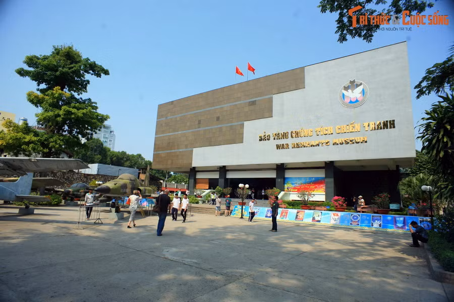  1. Thành lập ngay sau khi chiến tranh kết thúc. Bảo tàng Chứng tích Chiến tranh được mở cửa vào ngày 4/9/1975 với tên gọi ban đầu là "Nhà Trưng bày tội ác Mỹ - Ngụy", chỉ vài tháng sau khi cuộc kháng chiến chống Mỹ kết thúc, hai miền Bắc Nam thống nhất.