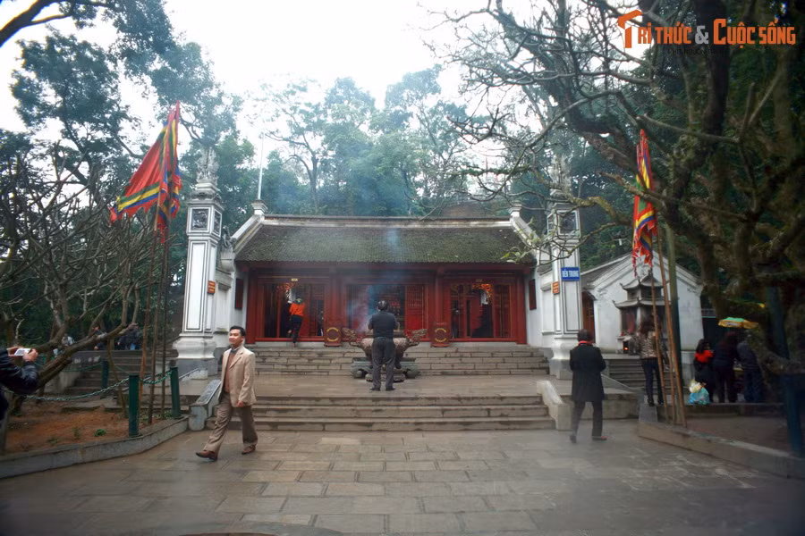  2. Kinh đô đầu tiên là Phong Châu. Văn Lang có kinh đô đặt tại Phong Châu (nay thuộc Phú Thọ), được xem là trung tâm chính trị, kinh tế và văn hóa của nhà nước Hùng Vương. Ảnh: Đền Hùng (Phú Thọ) tọa lạc ở vùng đất xưa kia là kinh đô Phong Châu.