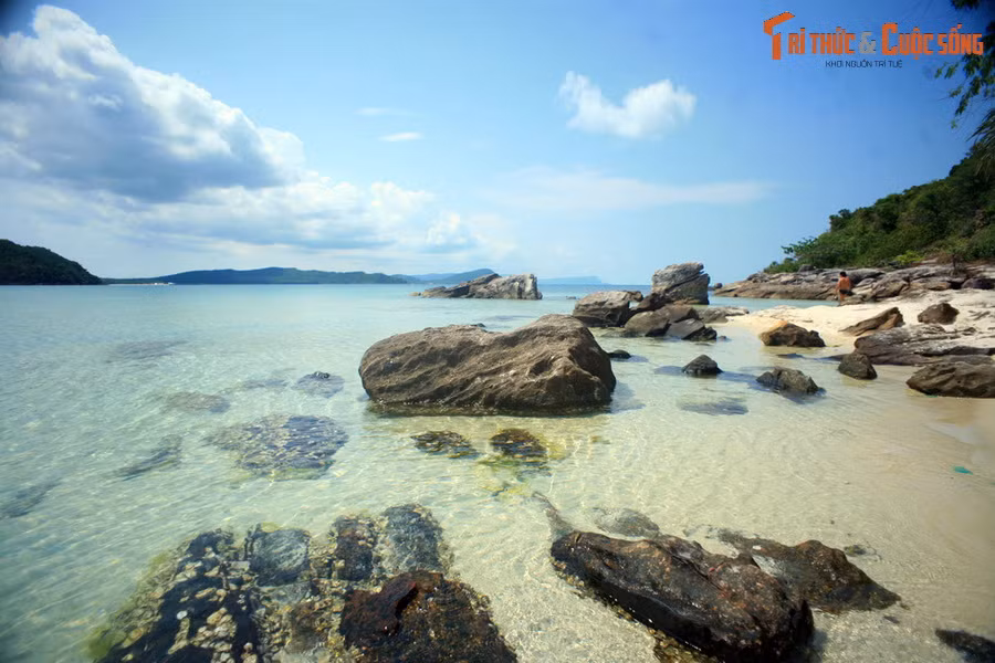 Giếng Tiên không chỉ hấp dẫn nhờ các giai thoại lịch sử, mà còn nhờ cảnh quan hoang sơ tuyệt đẹp với bãi biển cát trắng, nước trong vắt và những bãi đá có hình thù lạ mắt...