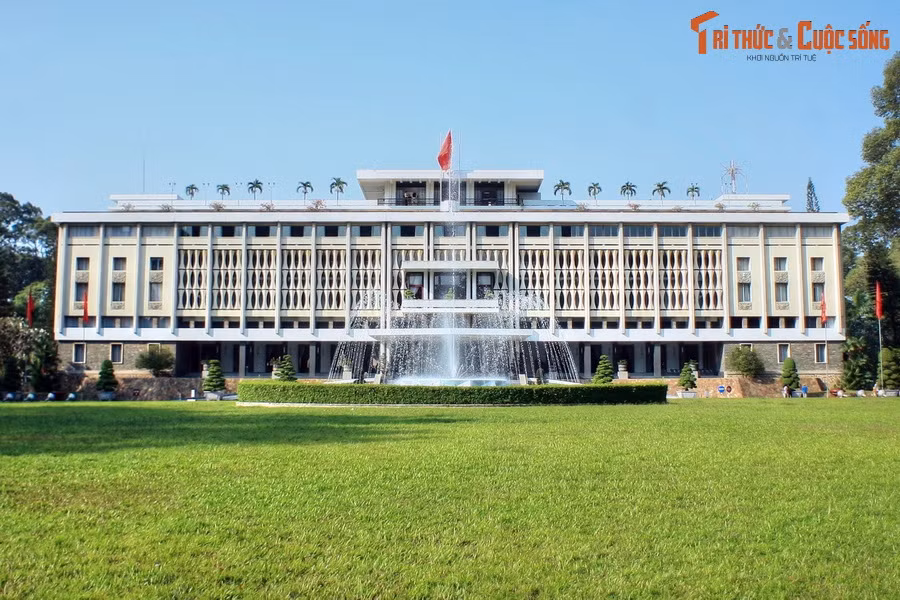  1. Được thiết kế bởi kiến trúc sư nổi tiếng Ngô Viết Thụ. Ngô Viết Thụ là người Việt đầu tiên đạt giải Khôi nguyên La Mã (Prix de Rome) danh giá trong lĩnh vưc kiến trúc. Thiết kế của Dinh Độc Lập của ông là sự kết hợp hài hòa giữa kiến trúc phương Tây hiện đại và tinh thần phương Đông