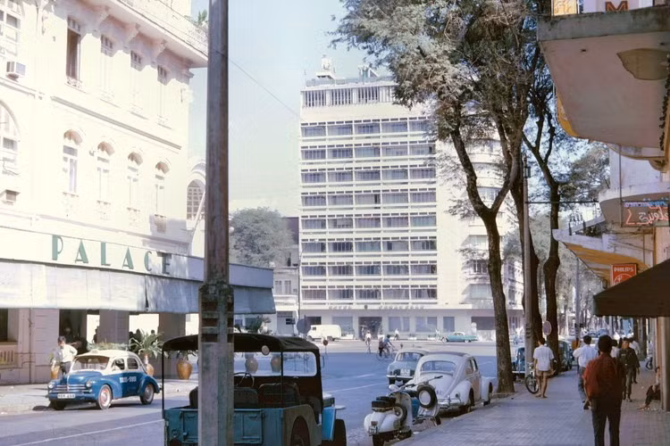 Khách sạn Continental Palace (trái) và khách sạn Caravelle (phải), nhìn từ đường Tự Do. Ảnh: John A. Hansen.