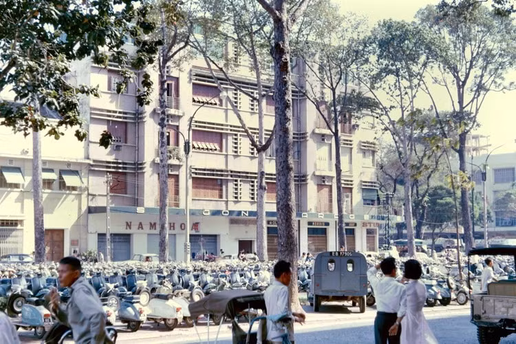 Bãi xe máy trên đại lộ Lê Lợi, khúc giữa đại lộ Nguyễn Huệ và đường Tự Do. Ảnh: John A. Hansen.