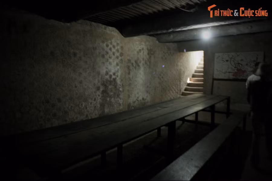  2. Như một thị trấn dưới lòng đất. Không đơn thuần là nơi trú ẩn, địa đạo có cấu trúc phức tạp với nhiều công trình khác nhau như bệnh viện dã chiến, kho vũ khí, nhà bếp, phòng họp, giếng nước, thậm chí cả nhà hát phục vụ giải trí.