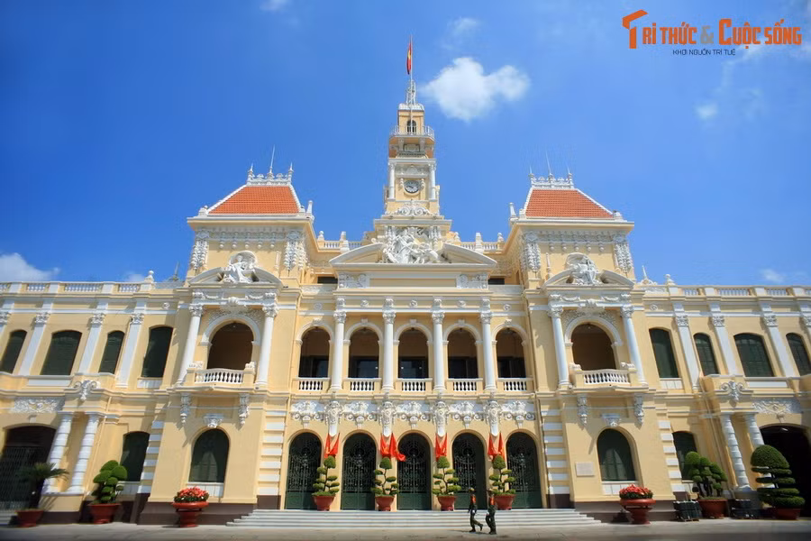 Thành phố có dân số đông nhất Việt Nam: TP Hồ Chí Minh (13,5 triệu người).