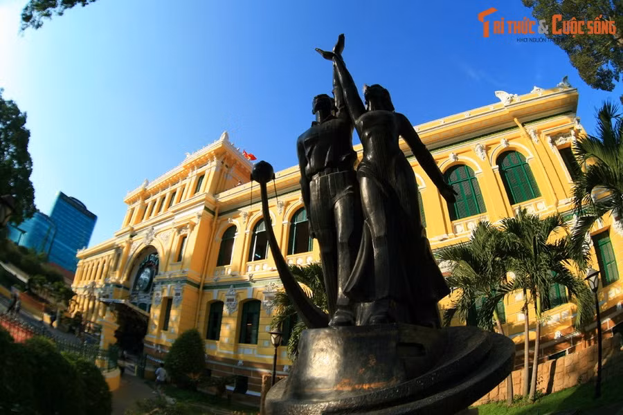  9. Mở cửa miễn phí cho du khách. Tòa nhà mở cửa hoàn toàn miễn phí, là địa điểm chụp ảnh cưới và tham quan phổ biến của người dân và du khách tại TP HCM.