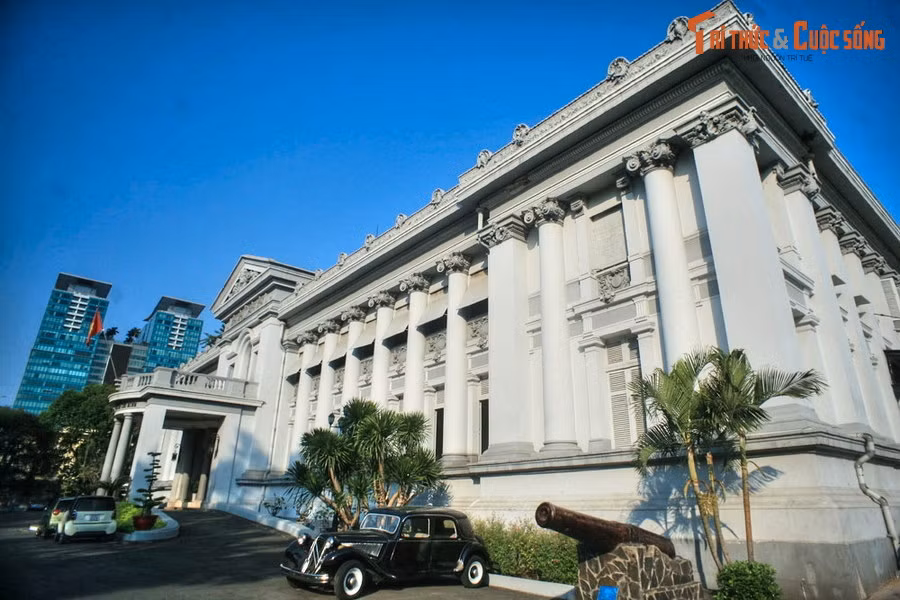  8. Bảo tàng TP HCM. Nằm trong một biệt thự kiểu Pháp cổ kính, Bảo tàng TP .HCM trưng bày nhiều hiện vật liên quan đến quá trình phát triển đô thị, văn hóa dân gian, chiến tranh và các giai đoạn lịch sử đặc sắc của thành phố mang tên Bác.