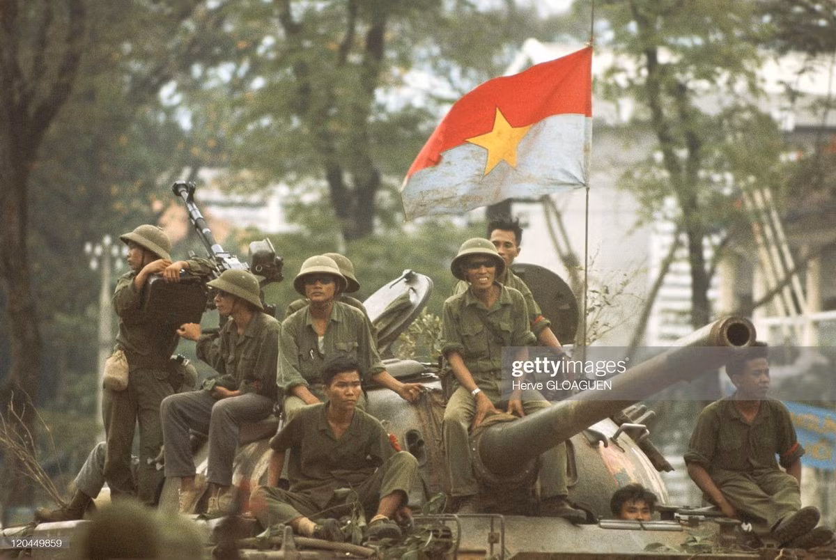 Lá cờ của Mặt trân Dân tộc Giải phóng miền Nam Việt Nam được giương cao như lời tuyên bố chiến thắng. Ảnh: Herve Gloaguen / Getty Images.