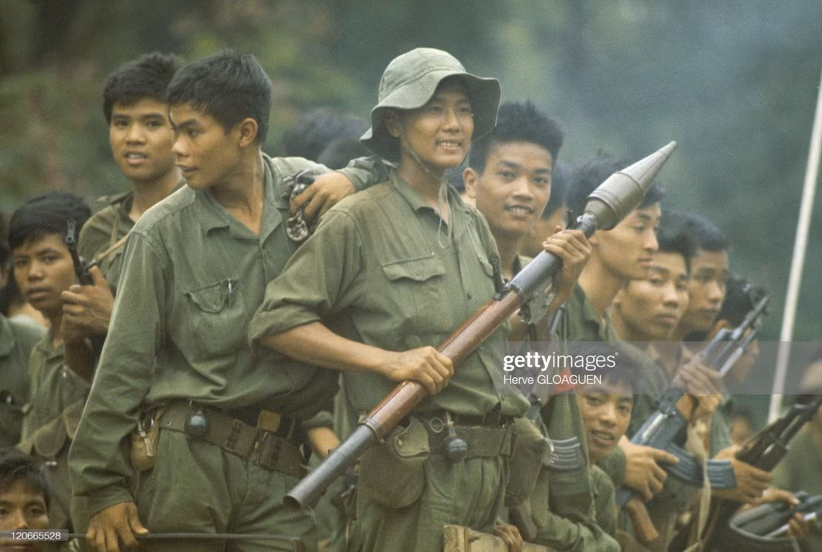 Tư thế hiên ngang của các chiến sĩ chốt trực ở một đầu mối giao thông của Sài Gòn. Ảnh: Herve Gloaguen / Getty Images.
