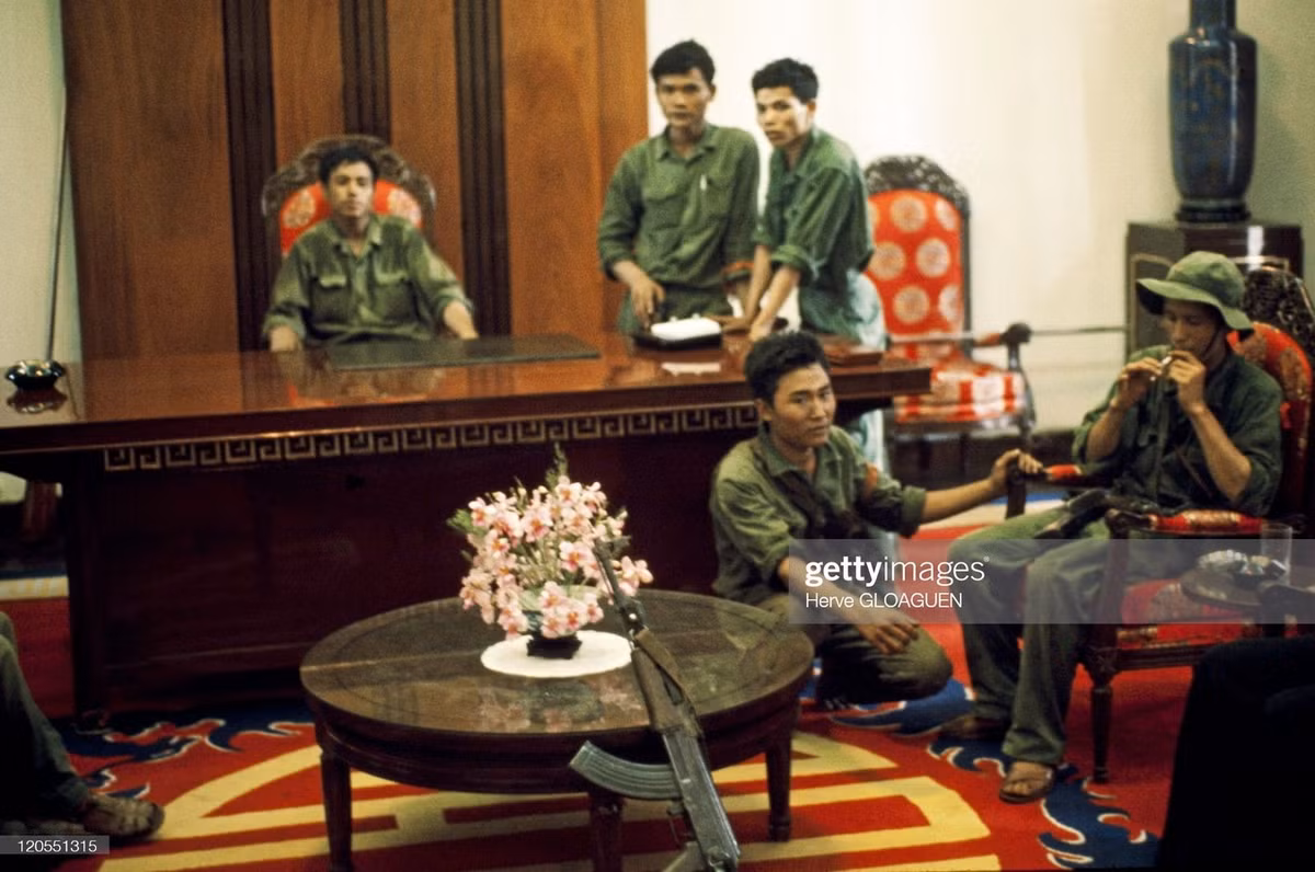 Các sĩ quan Quân đội Nhân dân Việt Nam bên trong Dinh Độc Lập. Ảnh: Herve Gloaguen / Getty Images.