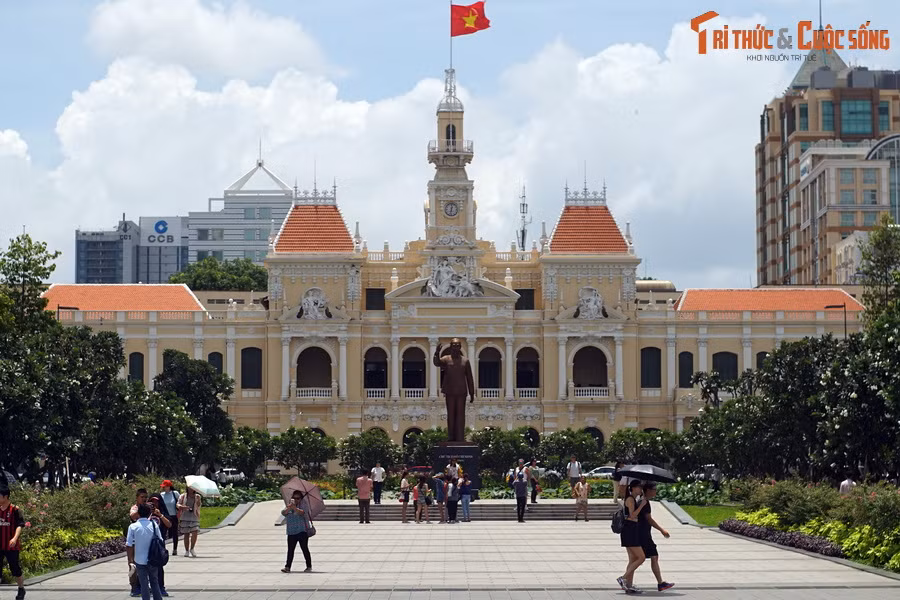 Tượng đài Bác Hồ được đặt vị trí trang trọng nhất của Phố đi bộ Nguyễn Huệ là một lời nhắc nhở về đạo lý “uống nước nhớ nguồn” và tinh thần cách mạng bất diệt mà thành phố mang tên Người luôn hướng về.