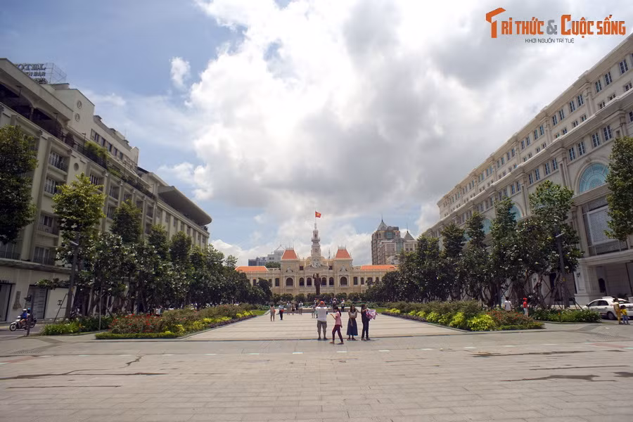 4. Phố đi bộ Nguyễn Huệ là một không gian hiện đại đầy tính biểu tượng tại trung tâm thành phố lớn nhất Việt Nam. Là không gian công cộng được người dân yêu thích, đây là nơi diễn ra nhiều hoạt động văn hóa – nghệ thuật vào mỗi dịp lễ lớn.