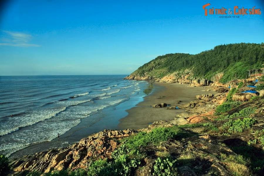  8. Thanh Hóa. Là vùng đất địa linh nhân kiệt, Thanh Hóa là nơi phát tích của nhiều triều đại phong kiến trong lịch sử Việt Nam. Vùng đất này cũng là điểm đến hấp dẫn trên bản đồ du lịch với Di sản thế giới Thành Nhà Hồ, bãi biển Sầm Sơn, suối cá thần Cẩm Lương…
