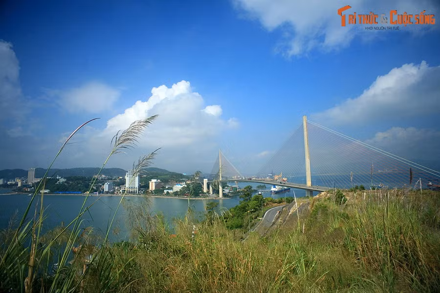  7. Quảng Ninh. Quảng Ninh được quốc tế biết đến rộng rãi nhờ vịnh Hạ Long – một kỳ quan thiên nhiên thế giới. Đây cũng là trung tâm khai thác than lớn nhất cả nước. Thành phố Hạ Long hiện đại kết hợp với di sản Yên Tử tạo nên một bản sắc độc đáo hiếm có.