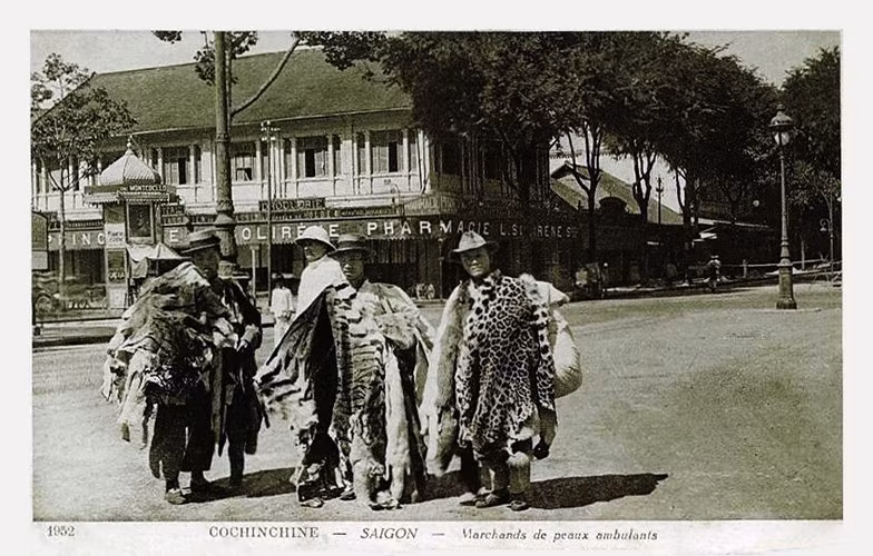 Những người bán da thú dạo trên quảng trường Nhà hát Thành phố ở Sài Gòn. Ảnh: Public Domain.