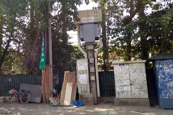 Nhiều tấm ván, gỗ mục dễ bén lửa dựng ngay dưới chân trạm điện.