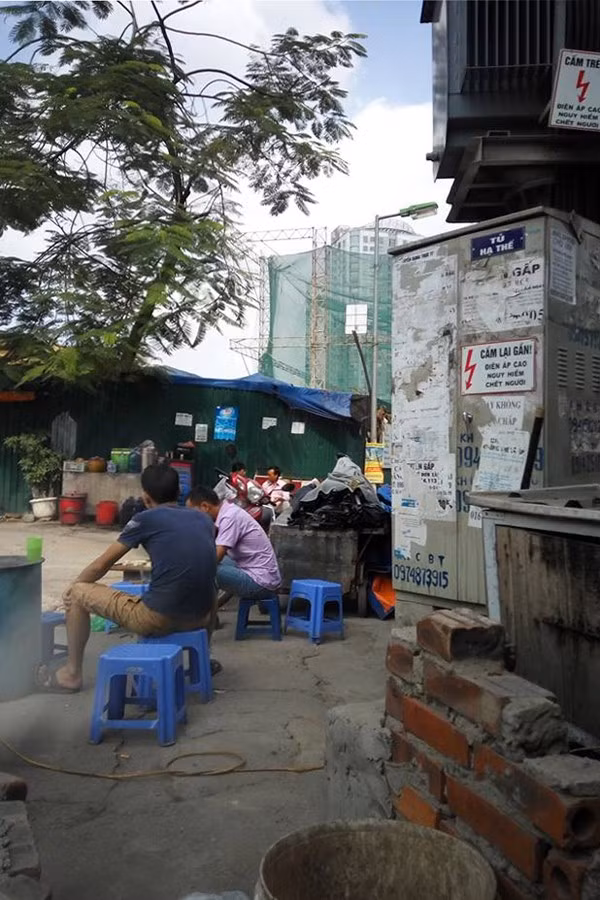 Tuy nhiên, tại nhiều khu vực trên địa bàn TP Hà Nội, nhiều người vẫn còn bắt gặp hình ảnh người dân tụ tập bán hàng, sinh hoạt gần các bốt điện, trạm biến áp "nguy hiểm chết người".
