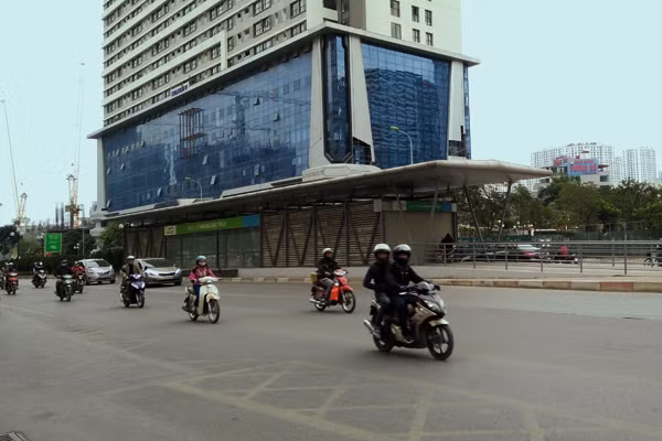 Tại buổi họp giao ban báo chí Thành ủy Hà Nội chiều 29/11, đại diện Sở GTVT Hà Nội Hà Huy Quang, cho biết, sau khi hoàn thiện các thủ tục cũng như cơ sở hạ tầng, tuyến xe buýt nhanh đầu tiên của Hà Nội (BRT Hà Nội) sẽ chính thức được vận hành thử vào ngày 15/12 tới đây.