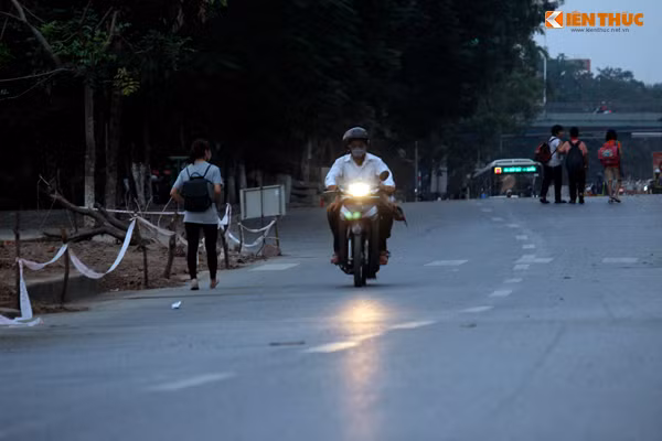 Do đoạn đường xảy ra tình trạng ùn tắc thường xuyên nên một số người điều khiển xe máy cố tình đi vào đường cấm để tìm lối thoát.