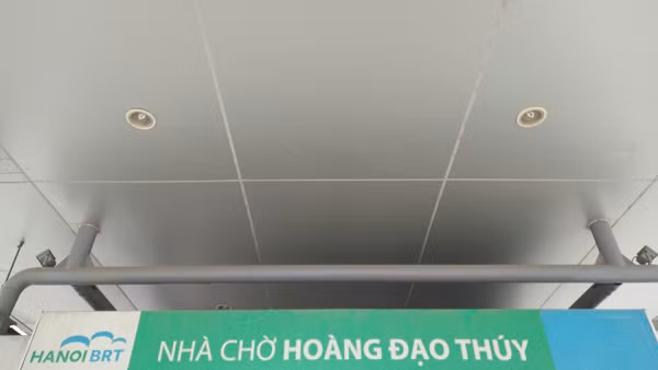 Những bóng đèn điện đã được lắp ở bên trong và bên ngoài nhà chờ.
