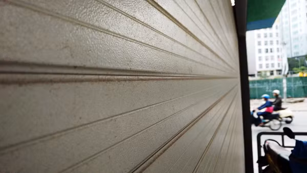 Cánh cửa của nhà chờ xe buýt nhanh Hà Nội đã được lắp chắc chắn.